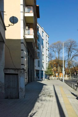 PLOVDIV, BULGARIA - 2 Ocak 2022: Bulgaristan 'ın Plovdiv kentinin merkezindeki Tipik Sokak ve Binalar