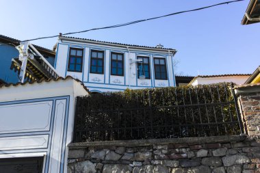 PLOVDIV, BULGARIA - 2 Ocak 2022: Bulgaristan 'ın Plovdiv kentindeki eski kasaba, mimari ve tarihsel rezerv olarak Sokak ve Dokuzuncu Yüzyıl Evleri