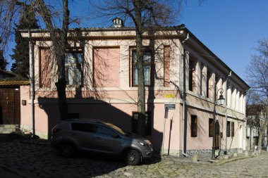 PLOVDIV, BULGARIA - 2 Ocak 2022: Bulgaristan 'ın Plovdiv kentindeki eski kasaba, mimari ve tarihsel rezerv olarak Sokak ve Dokuzuncu Yüzyıl Evleri
