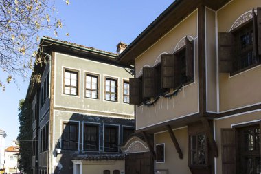 PLOVDIV, BULGARIA - 2 Ocak 2022: Bulgaristan 'ın Plovdiv kentindeki eski kasaba, mimari ve tarihsel rezerv olarak Sokak ve Dokuzuncu Yüzyıl Evleri