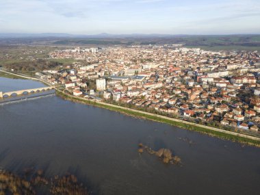 Bulgaristan 'ın Haskovo Bölgesi' nin Svilengrad kentindeki Maritsa nehri üzerindeki 16. yüzyıl Mustafa Paşa Köprüsü 'nün (Eski Köprü) havadan görünüşü