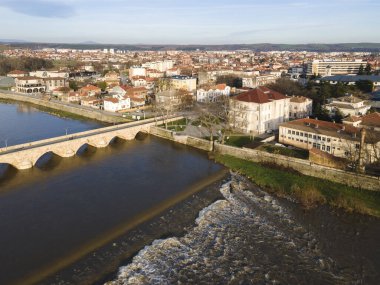 Bulgaristan 'ın Haskovo Bölgesi' nin Svilengrad kentindeki Maritsa nehri üzerindeki 16. yüzyıl Mustafa Paşa Köprüsü 'nün (Eski Köprü) havadan görünüşü