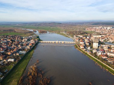 Bulgaristan 'ın Haskovo Bölgesi' nin Svilengrad kentindeki Maritsa nehri üzerindeki 16. yüzyıl Mustafa Paşa Köprüsü 'nün (Eski Köprü) havadan görünüşü
