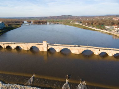 Bulgaristan 'ın Haskovo Bölgesi' nin Svilengrad kentindeki Maritsa nehri üzerindeki 16. yüzyıl Mustafa Paşa Köprüsü 'nün (Eski Köprü) havadan görünüşü