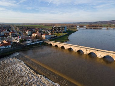 Bulgaristan 'ın Haskovo Bölgesi' nin Svilengrad kentindeki Maritsa nehri üzerindeki 16. yüzyıl Mustafa Paşa Köprüsü 'nün (Eski Köprü) havadan görünüşü