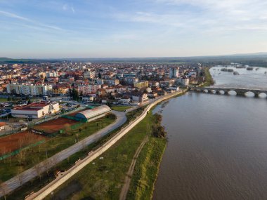 Bulgaristan 'ın Haskovo Bölgesi' nin Svilengrad kentindeki Maritsa nehri üzerindeki 16. yüzyıl Mustafa Paşa Köprüsü 'nün (Eski Köprü) havadan görünüşü