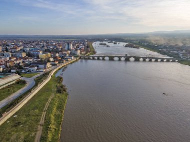Bulgaristan 'ın Haskovo Bölgesi' nin Svilengrad kentindeki Maritsa nehri üzerindeki 16. yüzyıl Mustafa Paşa Köprüsü 'nün (Eski Köprü) havadan görünüşü