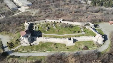 Bulgaristan 'ın Pazardzhik Bölgesi Peshtera kasabasındaki Antik Bizans kalesinin kalıntılarının havadan görünüşü