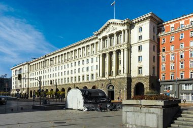 SOFYA, BULGARIA - NOVEMBER 11, 2021: Bulgaristan 'ın Sofya kentindeki Nezavisimost (Bağımsızlık) Meydanı