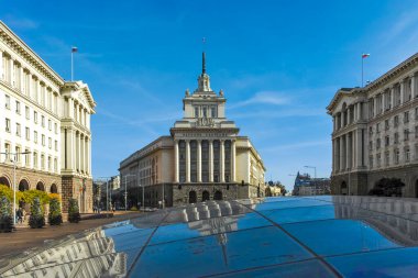 SOFYA, BULGARIA - NOVEMBER 11, 2021: Bulgaristan 'ın Sofya kentindeki Nezavisimost (Bağımsızlık) Meydanı