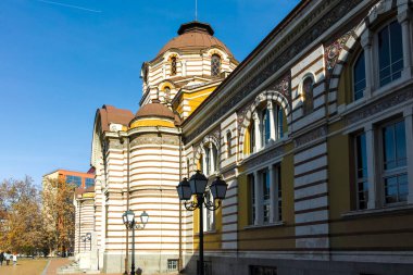 SOFYA, BULGARIA - 11 Kasım 2021: Merkezi Mineral Hamamının Sonbahar Manzarası - Sofya Tarih Müzesi, Bulgaristan