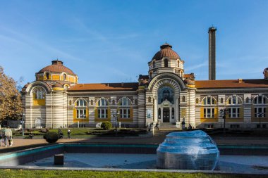 SOFYA, BULGARIA - 11 Kasım 2021: Merkezi Mineral Hamamının Sonbahar Manzarası - Sofya Tarih Müzesi, Bulgaristan