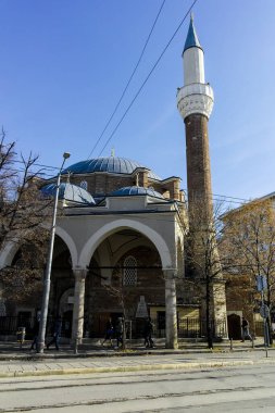 SOFYA, BULGARIA - 11 Kasım 2021: Bulgaristan 'ın başkenti Sofya' daki Banya Başhi Camii 'nin sonbahar manzarası