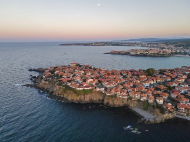 Bulgaristan 'ın Burgaz Bölgesi' nin eski Sozopol kentinin hava gün batımı manzarası