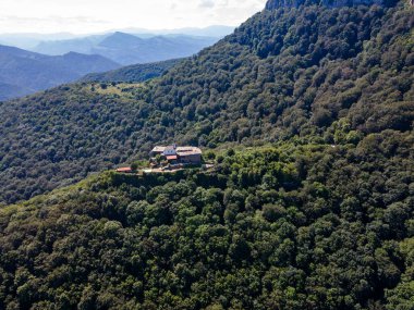 Bulgaristan 'ın Saint George, Lovech bölgesindeki Ortaçağ Glozhene Manastırı' nın hava manzarası