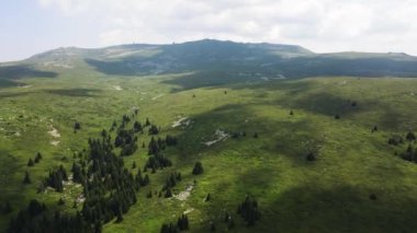 Bulgaristan 'ın Sofya Şehir Bölgesi, Vitosha Dağı' ndaki Konyarnika bölgesinin havadan görüntüsü