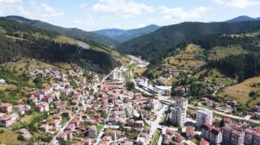 Bulgaristan 'ın ünlü kayak beldesi Chepelare' nin hava manzarası, Smolyan Bölgesi, Bulgaristan
