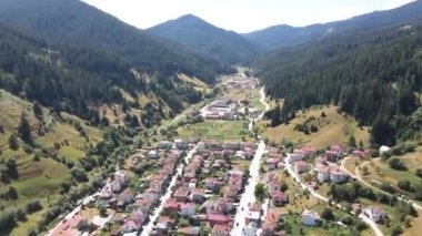 Bulgaristan 'ın ünlü kayak beldesi Chepelare' nin hava manzarası, Smolyan Bölgesi, Bulgaristan