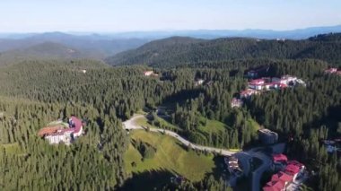 Bulgaristan 'ın Smolyan bölgesinin Pamporovo kentindeki ünlü kayak merkezinin havadan yaz manzarası