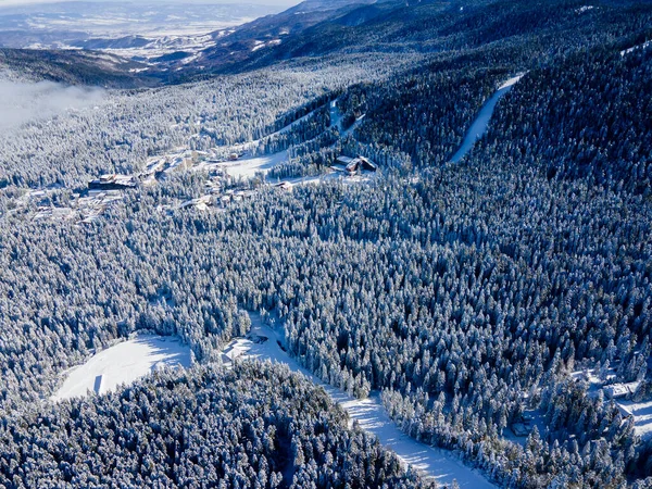 保加利亚索菲亚地区Borovets滑雪胜地附近的Rila山冬季空中景观 — 图库照片