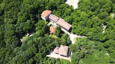 Bulgaristan 'ın Vitosha dağındaki Ortodoks Dragalevtsi manastırının havadan yaz manzarası