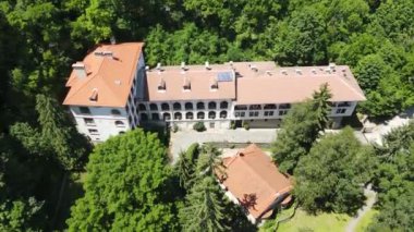 Bulgaristan 'ın Vitosha dağındaki Ortodoks Dragalevtsi manastırının havadan yaz manzarası