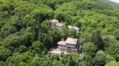 Bulgaristan 'ın Vitosha dağındaki Ortodoks Dragalevtsi manastırının havadan yaz manzarası