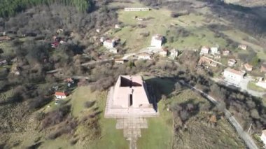 1885 Sırp-Bulgar Savaşı 'nda hayatını kaybeden askerlere adanmış Pantheon Ana Bulgaristan' ın hava manzarası, Bulgaristan 'ın Gurgulyat köyü