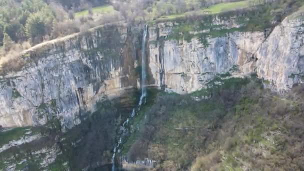 ブルガリア バルカン山脈ザゼレ村付近のスカクリア滝の空中写真 — ストック動画