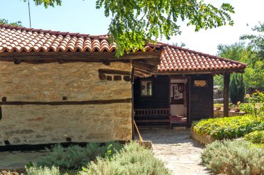 BRASHLYAN, BULGARIA - 30 AĞUSTOS 2020: Bulgaristan 'ın Burgaz Bölgesi' nin tarihi Brashlyan kasabasındaki 19. yüzyıl evleri