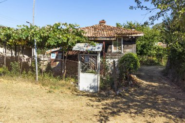 BRASHLYAN, BULGARIA - 30 AĞUSTOS 2020: Bulgaristan 'ın Burgaz Bölgesi' nin tarihi Brashlyan kasabasındaki 19. yüzyıl evleri