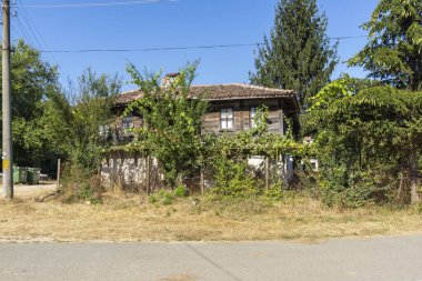 BRASHLYAN, BULGARIA - 30 AĞUSTOS 2020: Bulgaristan 'ın Burgaz Bölgesi' nin tarihi Brashlyan kasabasındaki 19. yüzyıl evleri