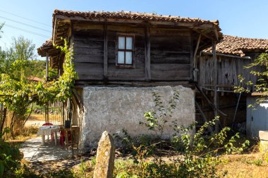 BRASHLYAN, BULGARIA - 30 AĞUSTOS 2020: Bulgaristan 'ın Burgaz Bölgesi' nin tarihi Brashlyan kasabasındaki 19. yüzyıl evleri