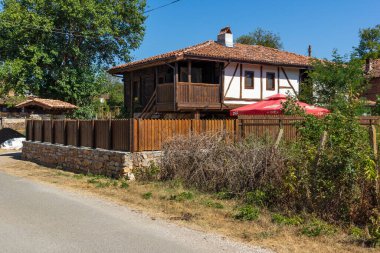 BRASHLYAN, BULGARIA - 30 AĞUSTOS 2020: Bulgaristan 'ın Burgaz Bölgesi' nin tarihi Brashlyan kasabasındaki 19. yüzyıl evleri