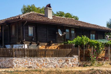 BRASHLYAN, BULGARIA - 30 AĞUSTOS 2020: Bulgaristan 'ın Burgaz Bölgesi' nin tarihi Brashlyan kasabasındaki 19. yüzyıl evleri