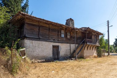 BRASHLYAN, BULGARIA - 30 AĞUSTOS 2020: Bulgaristan 'ın Burgaz Bölgesi' nin tarihi Brashlyan kasabasındaki 19. yüzyıl evleri