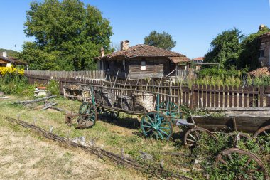 BRASHLYAN, BULGARIA - 30 AĞUSTOS 2020: Bulgaristan 'ın Burgaz Bölgesi' nin tarihi Brashlyan kasabasındaki 19. yüzyıl evleri