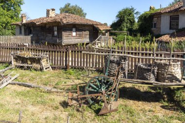 BRASHLYAN, BULGARIA - 30 AĞUSTOS 2020: Bulgaristan 'ın Burgaz Bölgesi' nin tarihi Brashlyan kasabasındaki 19. yüzyıl evleri