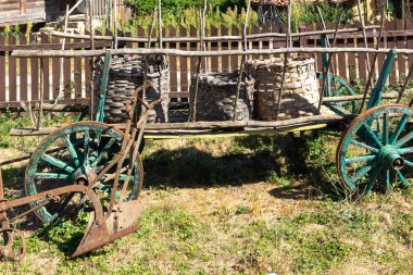 BRASHLYAN, BULGARIA - 30 AĞUSTOS 2020: Bulgaristan 'ın Burgaz Bölgesi' nin tarihi Brashlyan kasabasındaki 19. yüzyıl evleri