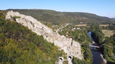 Bulgaristan 'ın Balkan Dağları' ndaki Iskar Nehri Boğazı 'ndaki kaya oluşumlarının hava görüntüsü