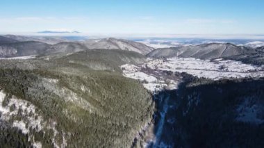 Bulgaristan 'ın Sofya Bölgesi Beli Iskar nehri yakınlarındaki Rila Dağı' nın kış manzarası