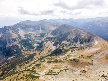 Bulgaristan 'ın Musala zirvesi yakınlarındaki Rila Dağı' nın şaşırtıcı hava manzarası