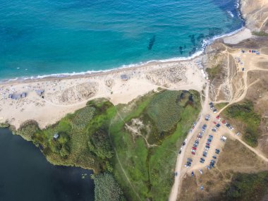 Bulgaristan 'ın Burgaz Bölgesi Sinemorets köyü, Veleka Nehri' nin ağzındaki sahil manzarası