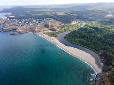 Bulgaristan 'ın Burgaz Bölgesi Sinemorets köyü, Veleka Nehri' nin ağzındaki sahil manzarası