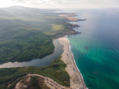 Bulgaristan 'ın Burgaz Bölgesi Sinemorets köyü, Veleka Nehri' nin ağzındaki sahil manzarası