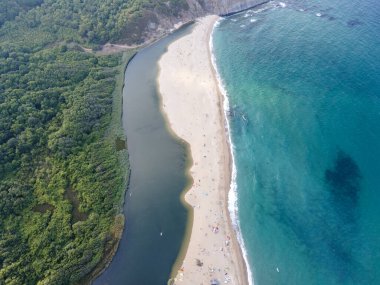 Bulgaristan 'ın Burgaz Bölgesi Sinemorets köyü, Veleka Nehri' nin ağzındaki sahil manzarası