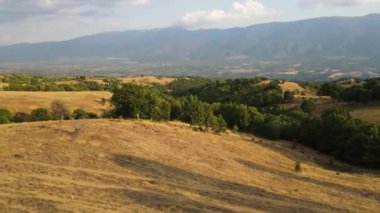 Bulgaristan 'ın Blagoevgrad bölgesindeki Ograzhden Dağı' nın hava gün batımı manzarası