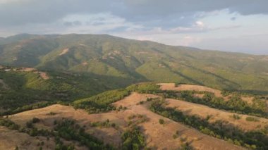 Bulgaristan 'ın Blagoevgrad bölgesindeki Ograzhden Dağı' nın hava gün batımı manzarası