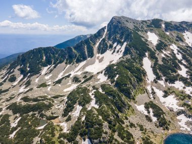 Bulgaristan 'ın Popovo Gölü yakınlarındaki Pirin Dağı' nın şaşırtıcı hava manzarası