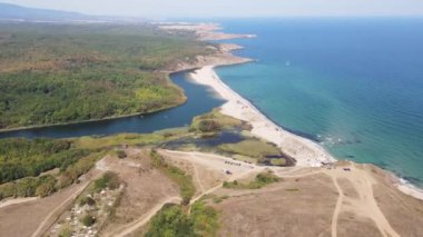 Bulgaristan 'ın Burgaz Bölgesi Sinemorets köyü, Veleka Nehri' nin ağzındaki sahil manzarası